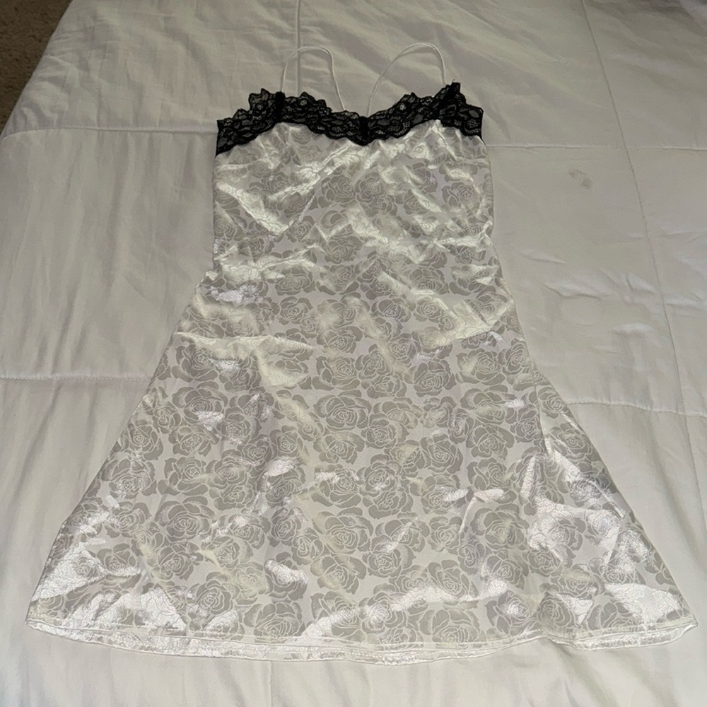 Cider White and Black Chemise with Rose Pattern And Lace Trim Size Extra Small